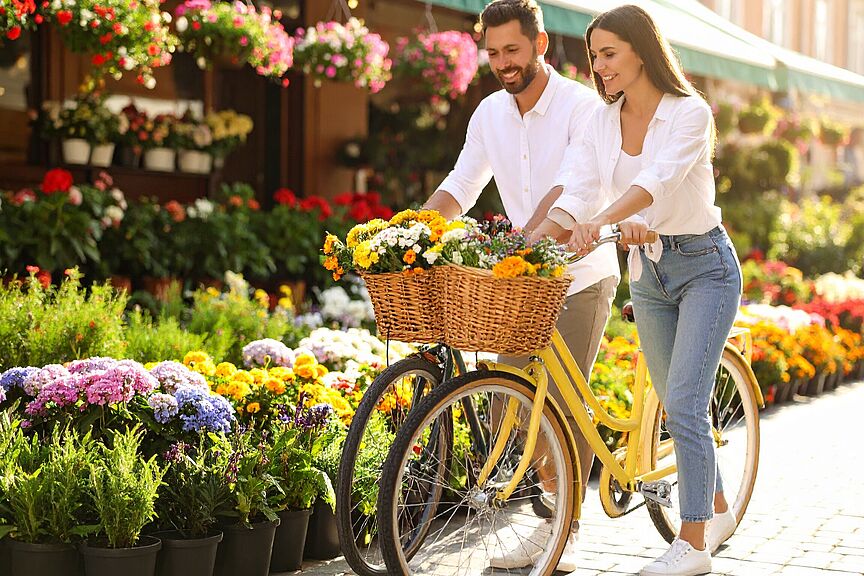 Einkaufen mit dem Fahrrad Mann und Frau, Einkaufen, Innenstadt, Fahrrad, mehr Kaufkraft