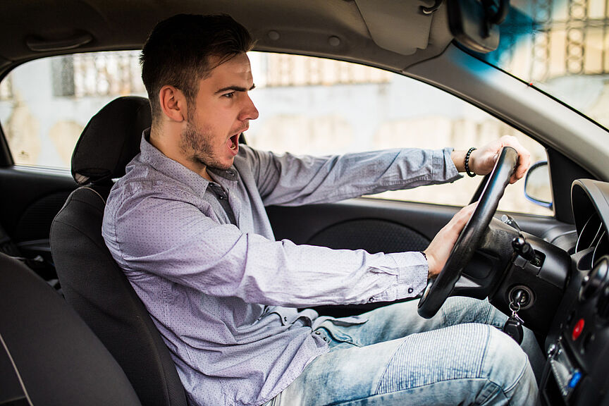 Stress traffic Junger Mann hubt